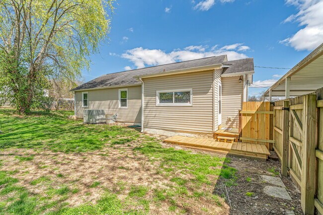 Building Photo - 3701 Vera Dr