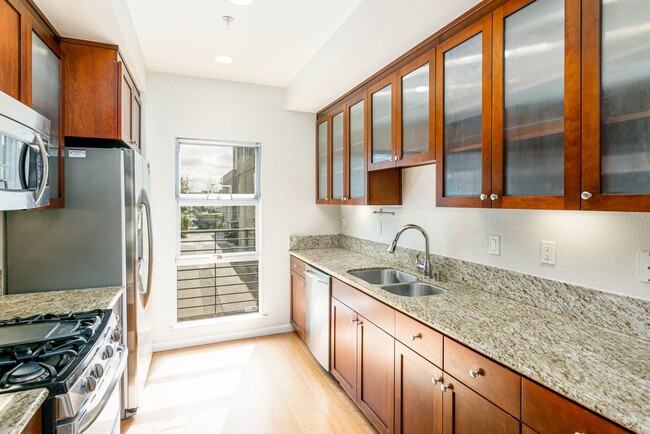 Building Photo - Beautiful Emeryville Townhouse!