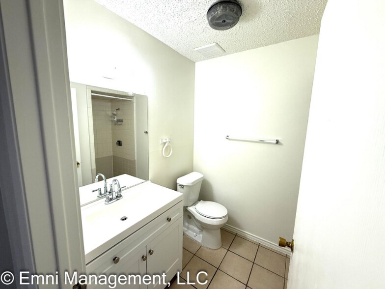 Building Photo - 2706 Jade Rd