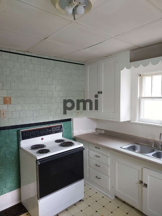 Building Photo - 2143 E Wood St