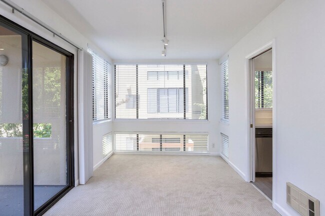 Building Photo - ? Updated 3BR/2BA Foster City Condo – Half...
