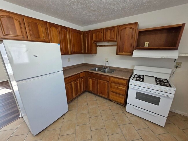 Building Photo - COZY 3 BR HOME CENTRALLY LOCATED