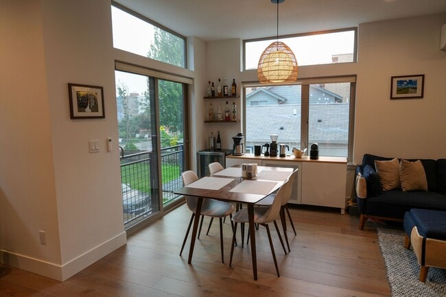 Building Photo - Bright Ballard Townhome – 2BR/2BA, 1,270 s...