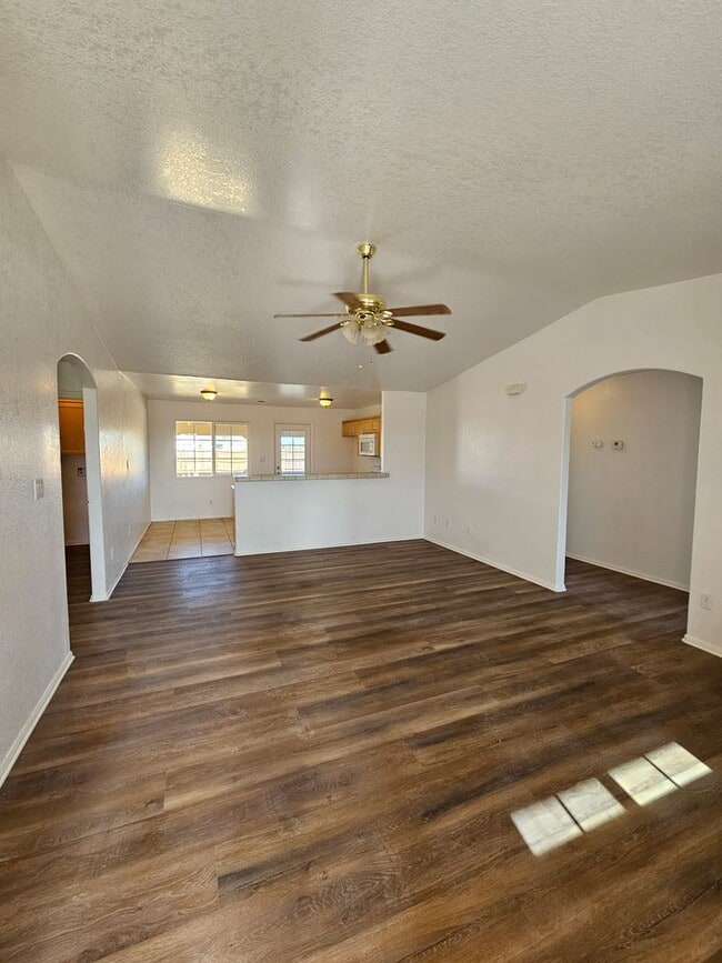 Building Photo - 3 bedroom / 2 bathroom house for RENT!