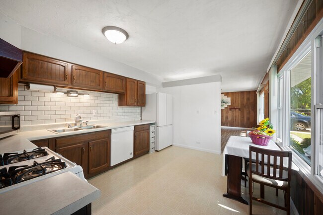 Building Photo - 114 McCabe Dr