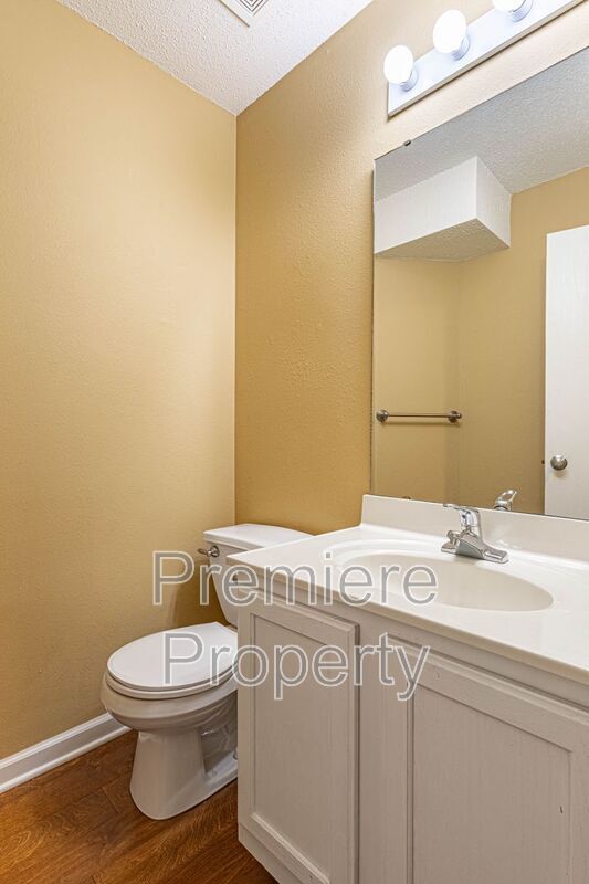 Building Photo - 8119 N Elmwood Ave