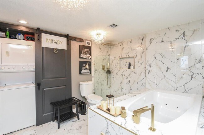 Building Photo - 2016 Main St