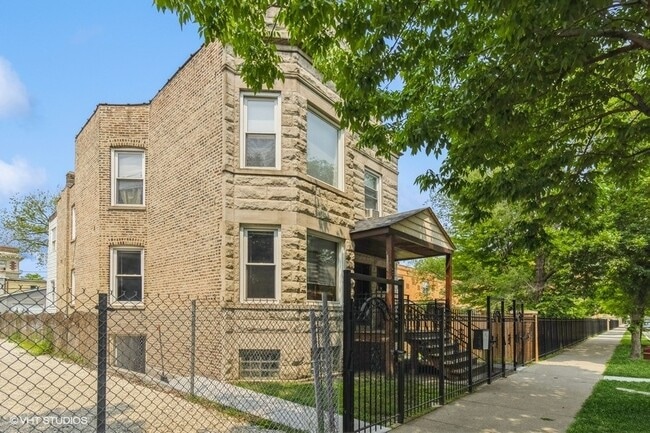 Building Photo - 620 N Kedzie Ave