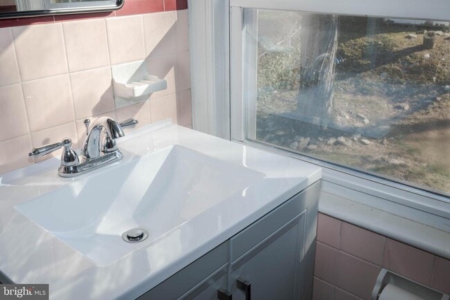 Building Photo - 209 Elm Ave