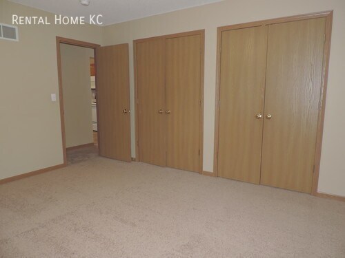 Building Photo - 2-bedroom Townhouse with Double Garage #11228