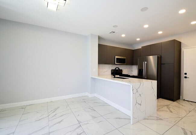 Building Photo - Charming Mediterranean-Style Townhome in G...