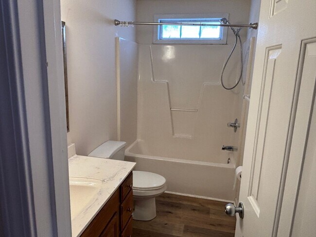 Building Photo - Beautiful 3 bedroom 2 bath house in Castlewood