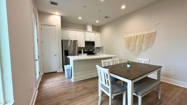 Building Photo - 835E Dorchester St