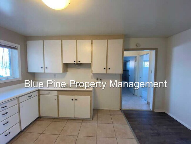 Building Photo - 3372 E Iona Rd