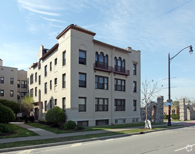 Building Photo - University Court Apartment
