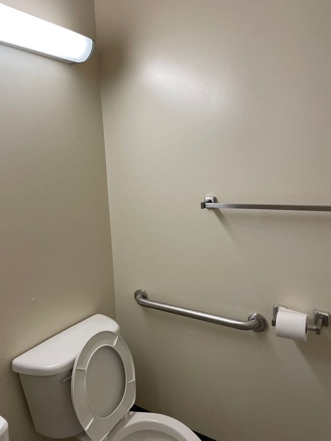 Building Photo - Cute 1 Bedroom Apartment in Senior Building