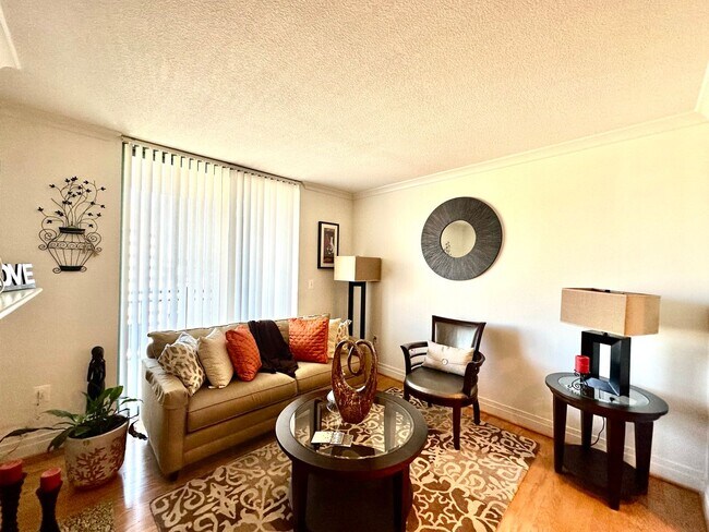 Building Photo - Fully Furnished Luxurious 2 Bedroom Condo ...