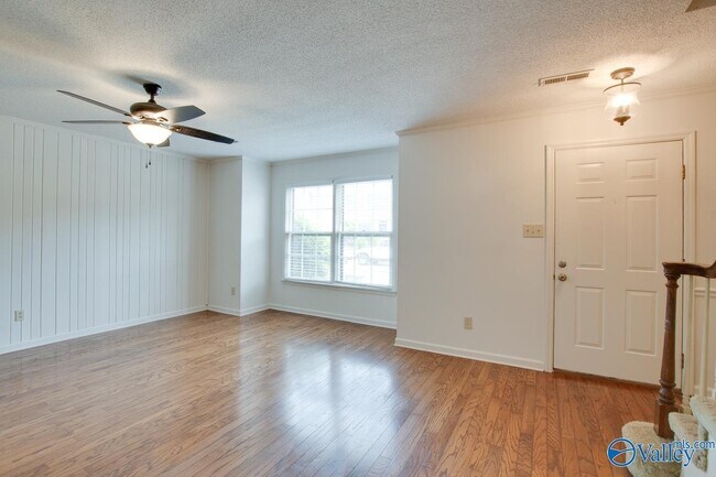 Building Photo - 1008 Heatherwood Dr SE