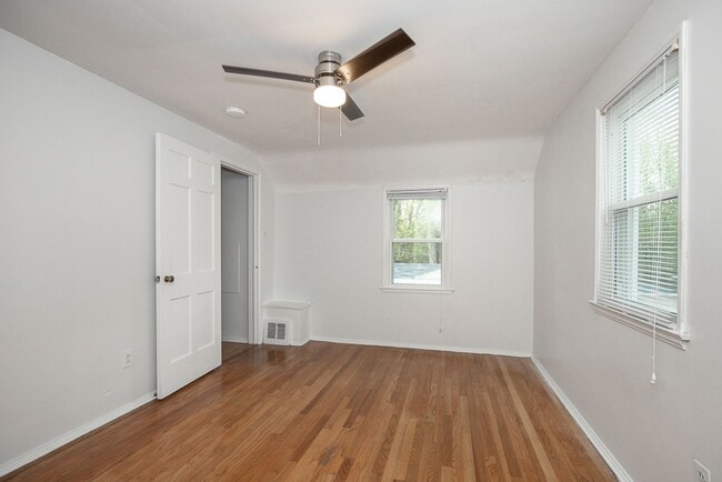 Building Photo - 3 Bed/1.5 Bath Single Family Home!