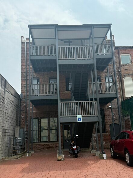 Building Photo - 40 W 4th St