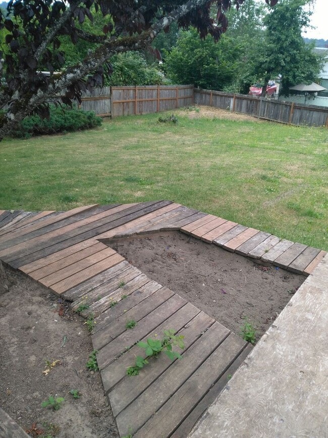 Building Photo - 3-Bedroom, 2-Bathroom with 2 car Carport in Sutherlin