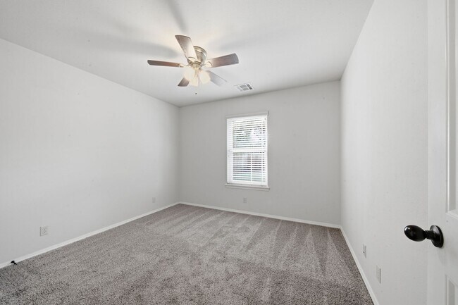 Building Photo - This well-designed home offers 3 bedrooms plus a flex room with a closet that can easily serve as...