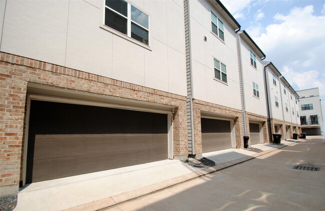 Building Photo - 1262 N Post Oak Rd