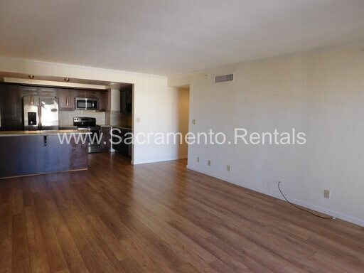 Building Photo - Spacious Updated 2bd/2ba Downtown Condo - Great Location!