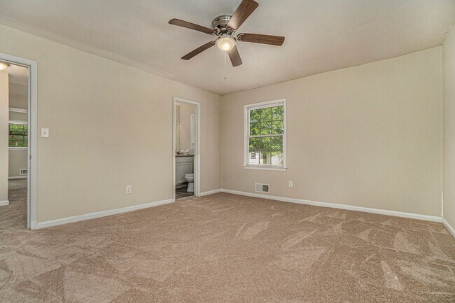 Building Photo - Large 4 Bedroom 3 Bath Home