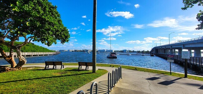 Building Photo - 717 N E St