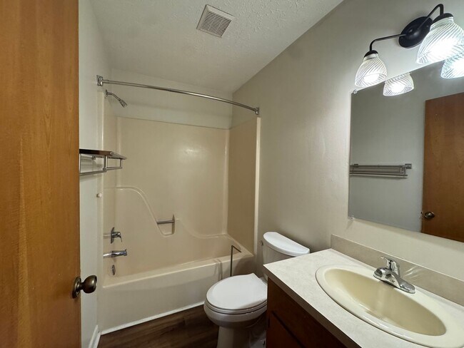 Building Photo - Ground level apartment with washer and dryer included!