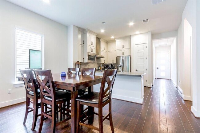Building Photo - 2807 Del Curto Rd
