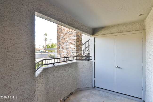 Building Photo - 2025 E Campbell Ave