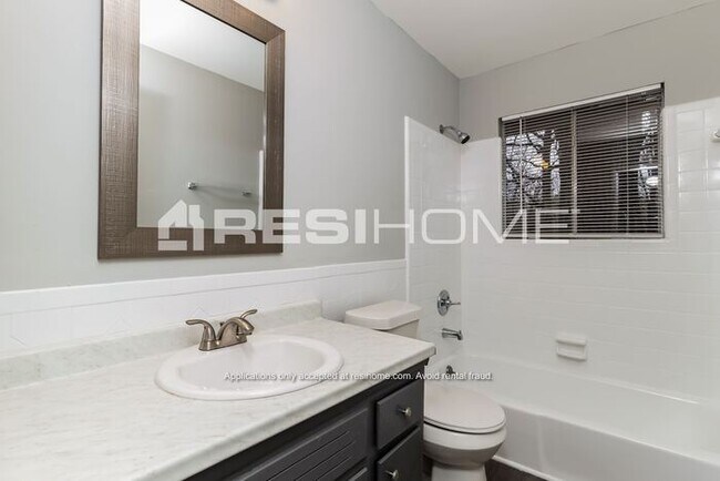 Building Photo - 517 Village Lane