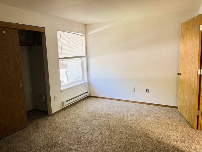 Building Photo - Amazing Top Floor 1 bedroom Apartment In L...