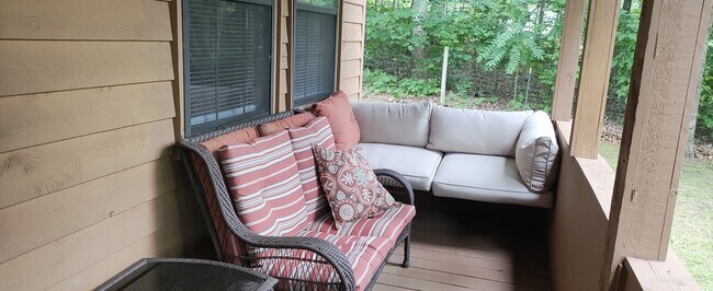 Building Photo - 247 Lakeview Ln