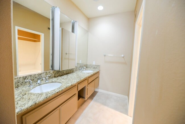 Building Photo - Resort style 2 bedroom/2 bath Condo/ walking distance to Ocean Ranch Village!