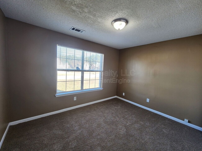 Building Photo - 3081 Dogwood Ave