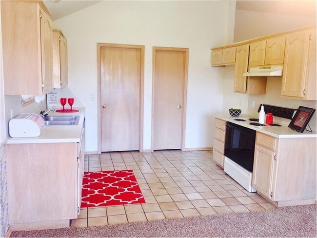 Building Photo - New flooring and paint!  Cute 3 bed, 2 bat...