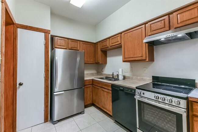 Building Photo - 2100 Tanglewilde St