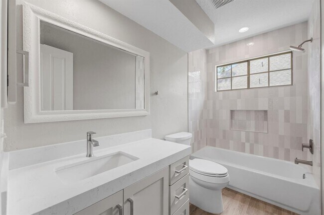 Building Photo - 6 Woodmere Pl