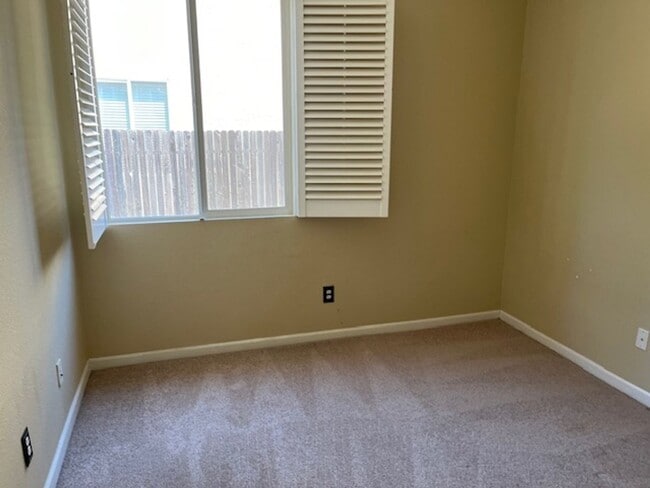 Building Photo - Desirable 3 bedroom 2 bath Home in Roseville