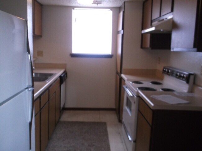 Building Photo - 2 Bed, 1 1/2 Bath, 1 Car Garage