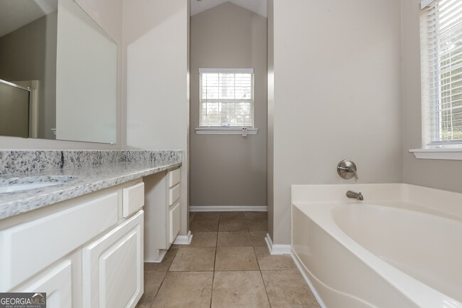 Building Photo - 18 Oakdale Dr