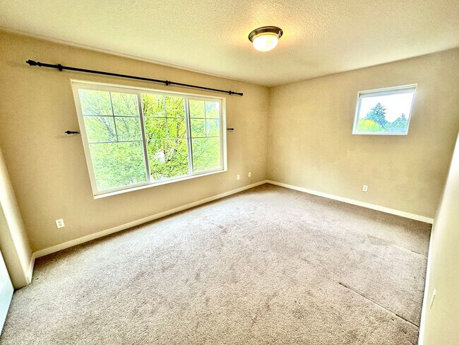 Building Photo - Beautiful 6-bedroom 4-bathroom home in an upscale neighborhood in the Sexton Mountain section of ...