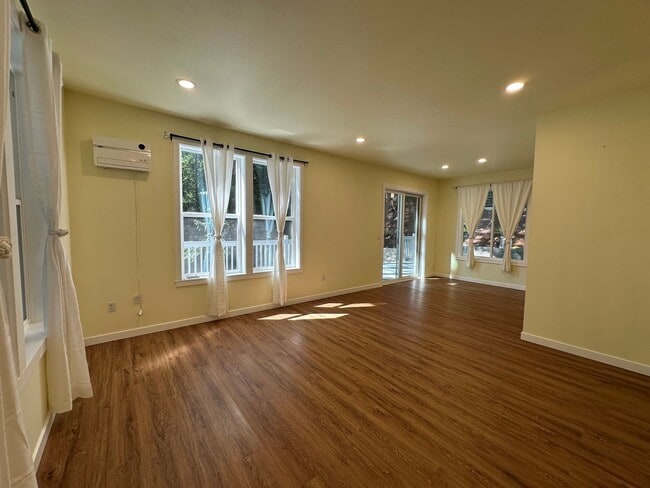 Building Photo - Sudden Valley - 4 Bed 3 Bath home