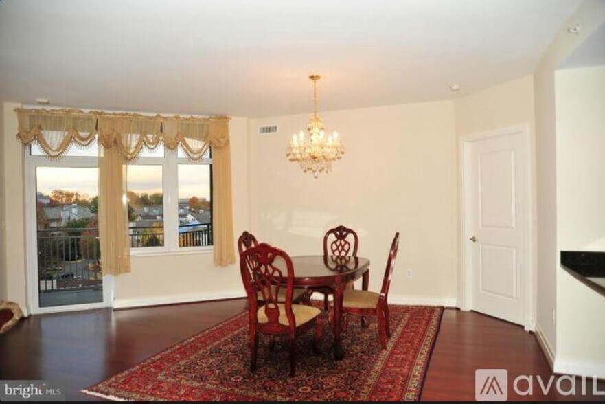 Building Photo - 8220 Crestwood Heights Dr