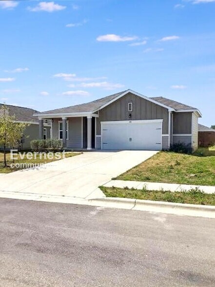 Building Photo - 400 Seneca Loop