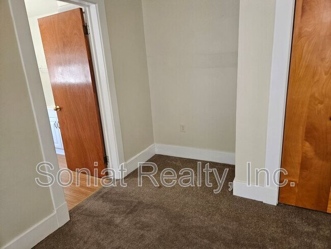 Building Photo - 110 S Pierce St