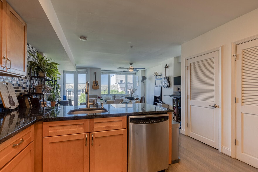 Building Photo - 2713 Ontario Rd NW